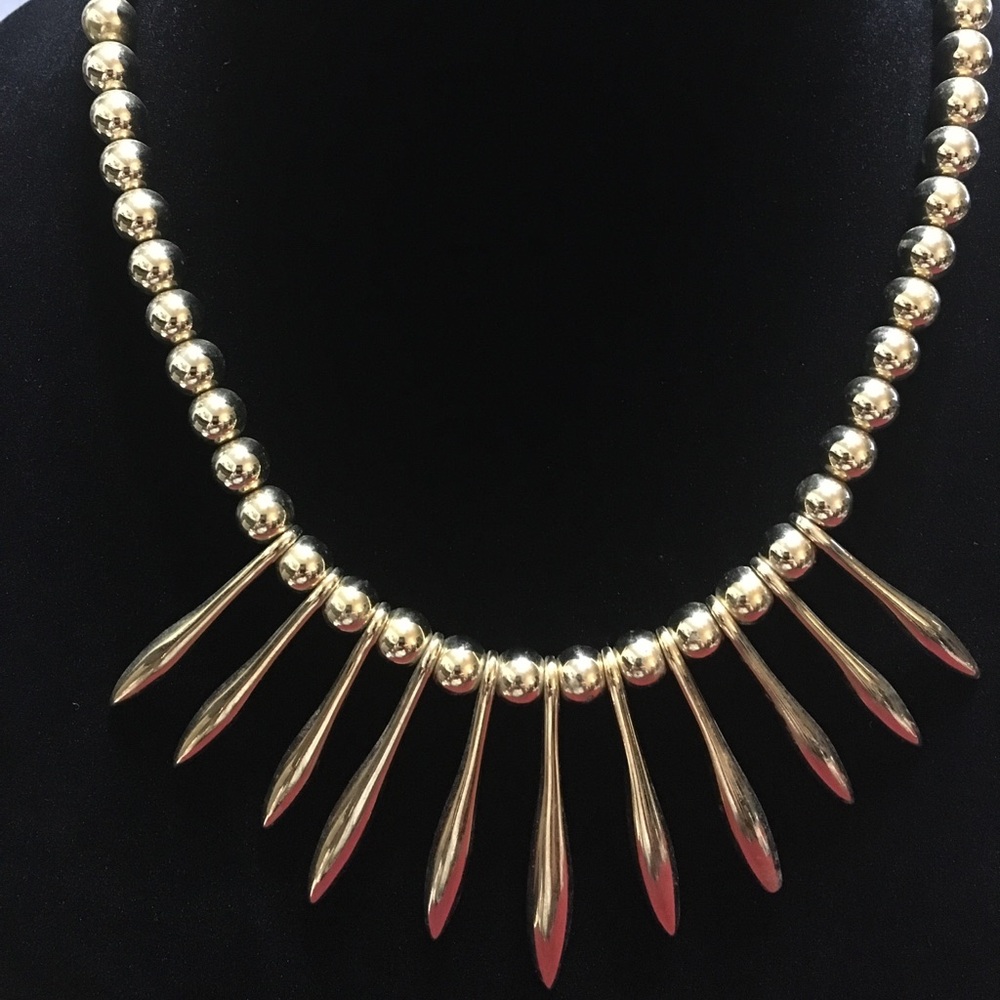 Adorable gold tone necklace.